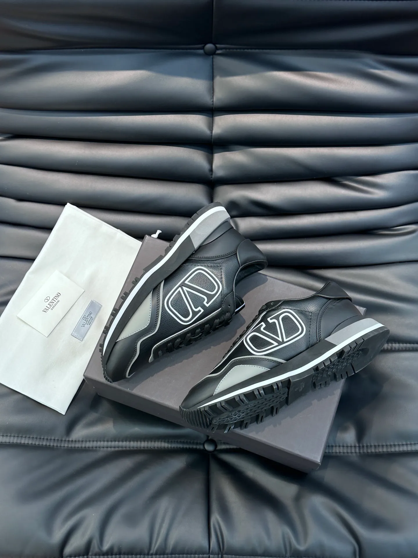 P540💰 Product trademark: VALENTINO "Valentino" Regular size: 38-44 [45 customized] Product material: Warren men's casual sports shoes, made of imported first-layer cowhide, with brand emblem on the tongue, rivet rubber outsole, non-slip, wear-resistant and shock-absorbing, cowhide lining foot pads, comfortable and breathable, with original box packaging equation bag!